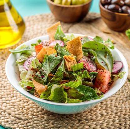 SoukHabibi's tweet image. Fattoush is een frisse Midden-Oosterse salade uit Libanon, Syrië en Palestina. Gemaakt van tomaten, komkommers, radijsjes, sla, krokante pita en een dressing van sumak, citroensap en olijfolie. Boordevol vitaminen en antioxidanten! 🥗🌿🍋 #Fattoush ♥️👉 #NEDFRA #Anton #VNL2024
