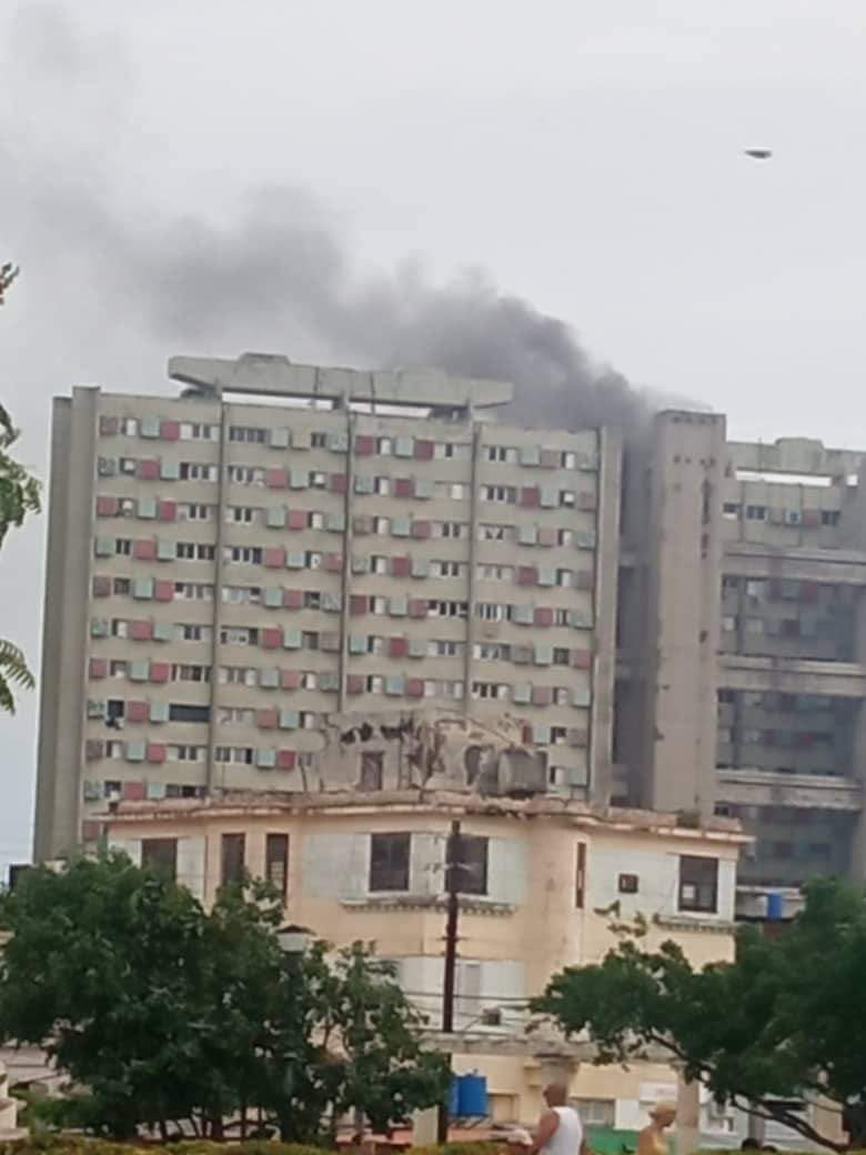 🚒⛽️ Bomberos cubanos trabajan en la extinción de un incendio en el paradigmático Edificio Girón, ubicado en Malecón y F, en El Vedado, La Habana.