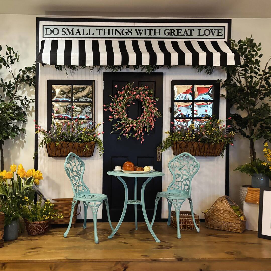 megatti's tweet image. A little bit of #frenchcafe in #southjersey even if it is just a #decorative display at @renaultwineryresort. #flowers #tulips #cafetable #awning #tableandchairs instagr.am/p/C8hl6qFOOt9/