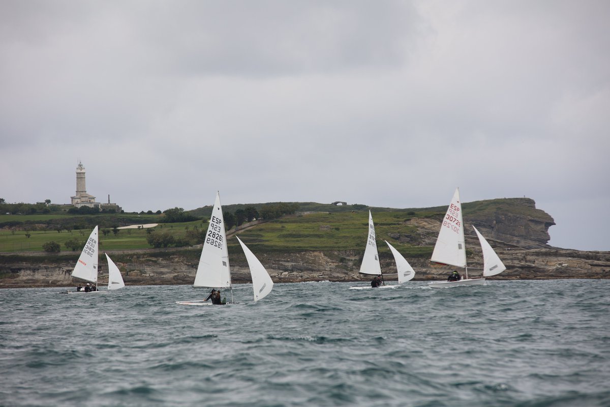 González/Sánchez  (RCN Arrecife) nuevos líderes y empate entre Fresneda/Brontons (Club de  Mar Almería) y los belgas Hens/Tinoco en el podio

A tan solo 1 y 2 pts del podio se encuentran los hermanos Castillo (RCN Arrecife) y Triay/Noguera  (Club Náutico de Mahón). 
Cmto🇪🇸Snipe