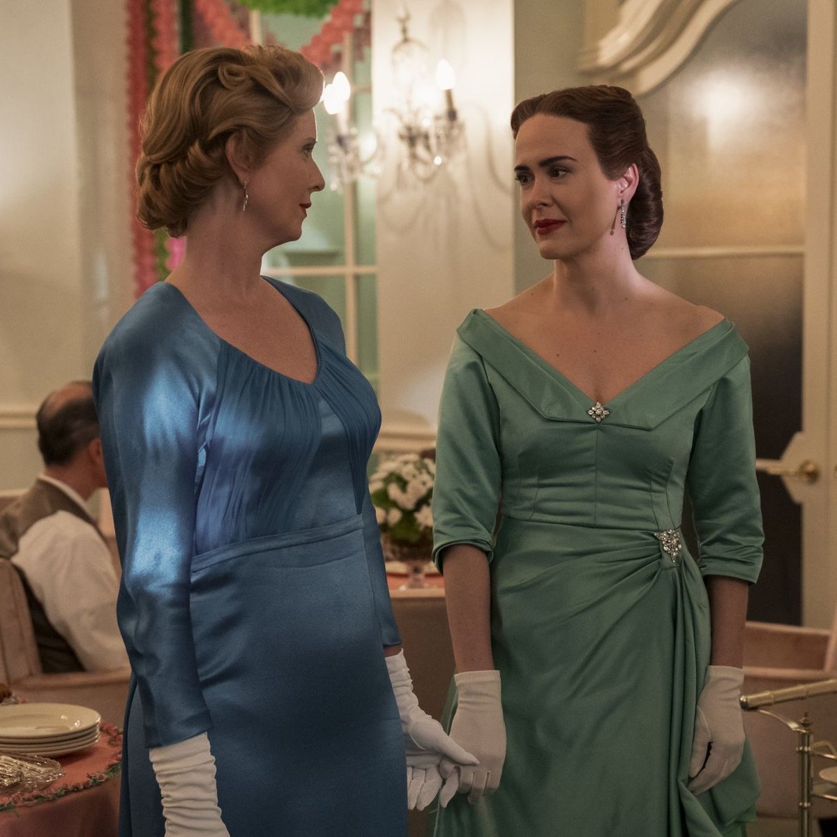 AllsFairBrasil's tweet photo. “Feliz 3ª semana de Orgulho! Essa semana eu estou postando sobre aquele tempo maravilhoso que Ryan Murphy me deixou voltar no tempo e fingir ser amante de Sarah Paulson pós 2ª Guerra Mundial (Obrigado Holland) Quebre tudo essa noite no Tony Mildred!
Com amor Gwendolyn” https://t.co/ETBcn5o9XM