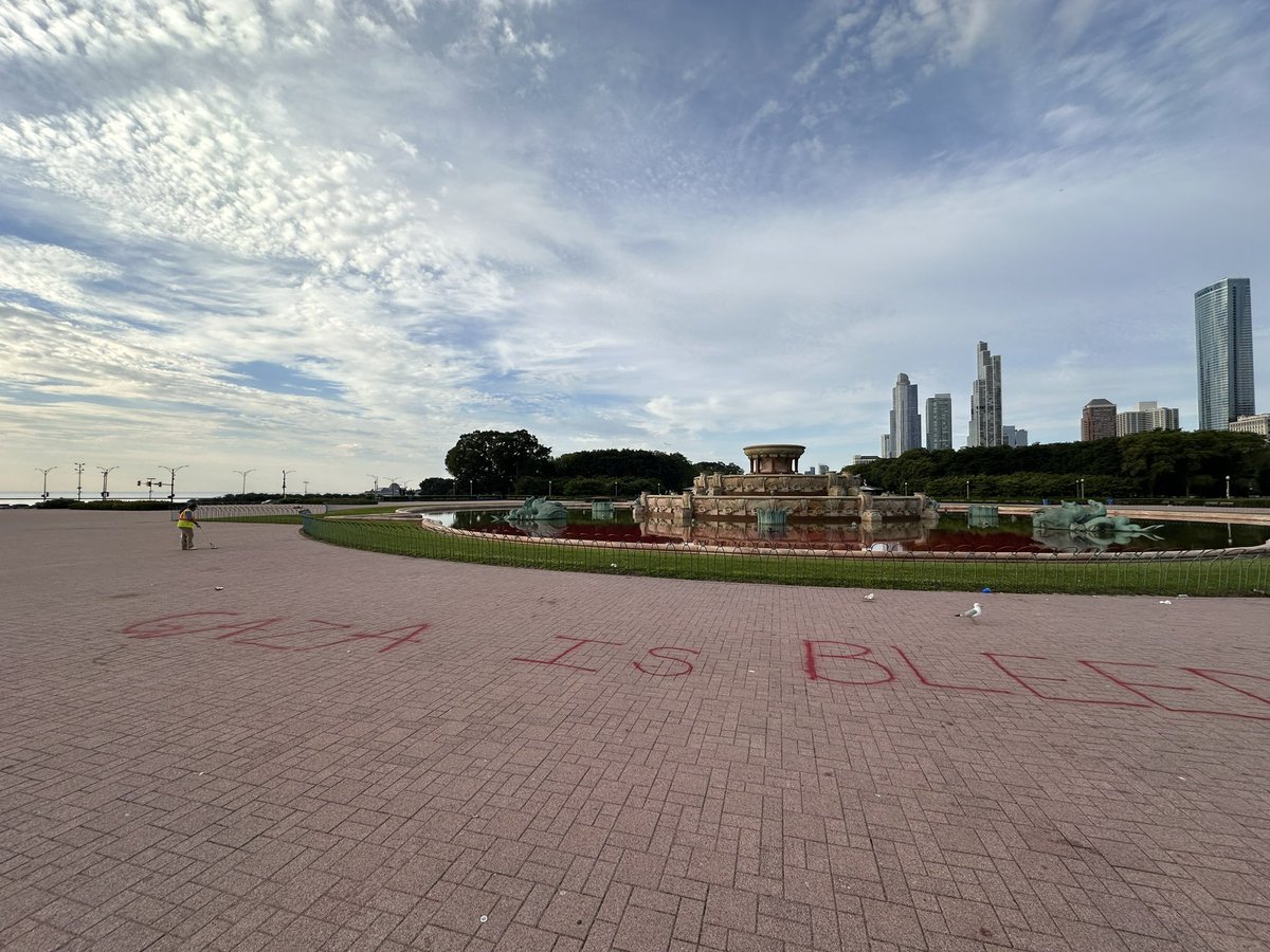 ChicagoContrar1's tweet image. Despite photographic evidence clearly revealing vandalism to the iconic Buckingham Fountain was committed by progressive, pro-Hamas protesters, not one local TV affiliate in Chicago reporting on the damage mentioned it.

Good grief, Chicago media sucks.