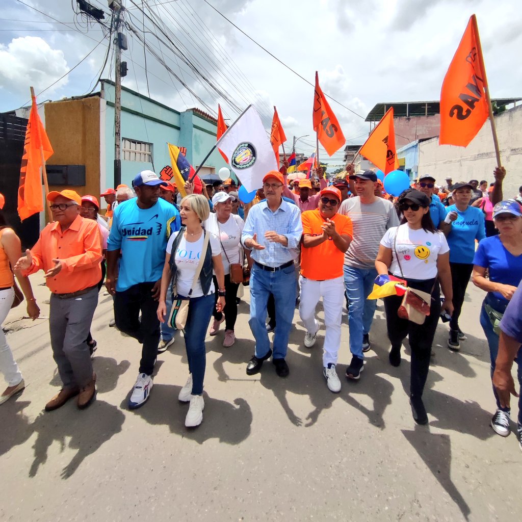 MAS_VENEZUELA's tweet photo. Caminata del MAS Aragua en el sector Palo Negro, con la presencia de los dirigentes nacionales Felipe Mujica y María Verdeal.

Llevando el mensaje de unidad y voto a favor del candidato Edmundo González para este 28 de julio.

¡Con Edmundo somos MAS! 🇻🇪🟠✊🏻
@EdmundoGU https://t.co/vPT2qfBmru