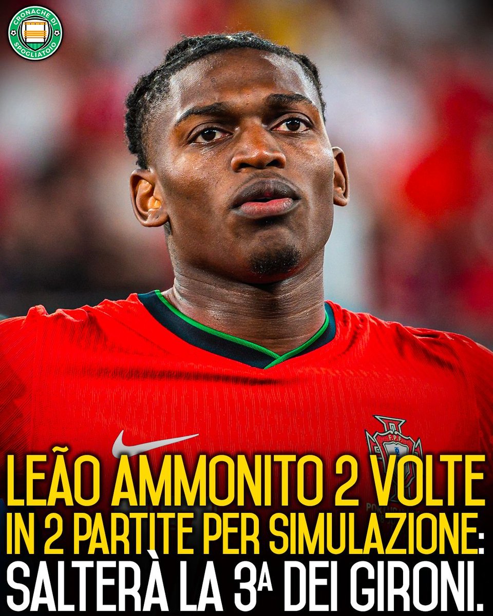 CronacheTweet's tweet photo. Non è stato l'Europeo di Rafa Leão fino a questo momento: contro la Turchia è arrivato il secondo giallo in due partite per simulazione 🫣

L'esterno del Milan è caduto dopo un contrasto sulla fascia sinistra. L'arbitro non ha avuto dubbi e si è avvicinato con il giallo per punire la simulazione. Era successo lo stesso contro la Repubblica Ceca, anche in quel caso al 39' del primo tempo.

Leão salterà dunque la sfida contro la Georgia: potrà tornare in campo solo in caso di ottavi di finale.