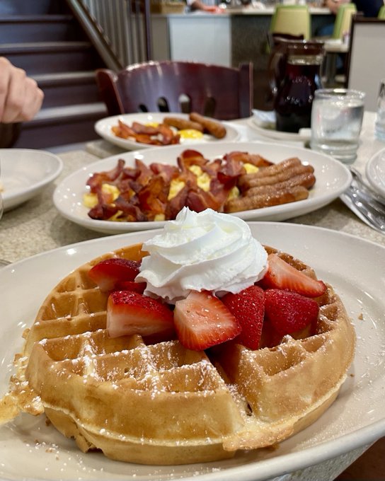 El desayuno americano me ponen tan feliz 😍 https://t.co/LNftgY1fkr