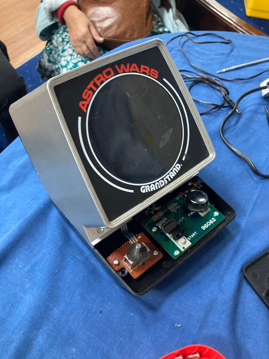 TotallyLocal_LB's tweet image. Hi @bpharoah  or @RMCRetro
I run a volunteer #RepairCafe in Leighton Buzzard and today one of our visitors brought in a retro Astro Wars Grandstand game 🕹️🎮. Our repairers couldn't fully repair device but think problem is with capacitor. Do you think you could take a look?🤞