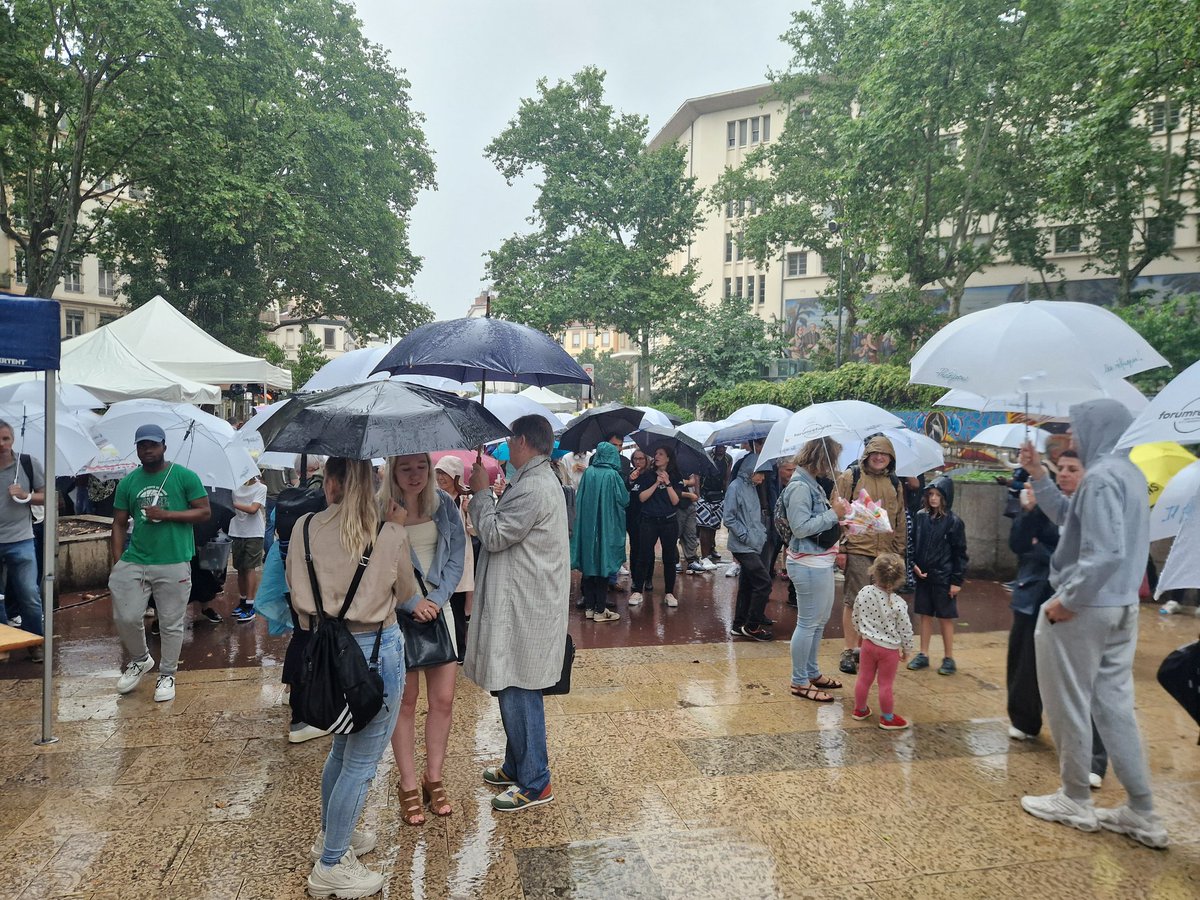 Sylvie Guillaume (@sylvieguillaume) on Twitter photo La #MarchedesParapluies organisée par <a href="/forumrefugies/">Forum réfugiés</a> est très arrosée aujourd'hui à #Lyon
Nous continuons de scander qu'il faut protéger les réfugiés.
Soyons tous mobilisés dans les semaines qui viennent pour éviter de devoir protéger ceux et celles qui protègent les réfugiés. La #MarchedesParapluies organisée par <a href="/forumrefugies/">Forum réfugiés</a> est très arrosée aujourd'hui à #Lyon
Nous continuons de scander qu'il faut protéger les réfugiés.
Soyons tous mobilisés dans les semaines qui viennent pour éviter de devoir protéger ceux et celles qui protègent les réfugiés.