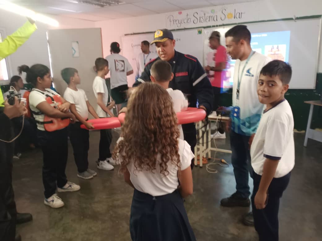 inea_venezuela's tweet photo. #22jun 🗞️Bomberos Marinos de la @capiptolaceiba del #INEA dictaron charla de conciencia acuática y primeros auxilios a estudiantes de    
4to, 5to y 6to grado de la Escuela Barbarita de la Torre ubicada en  la comunidad de La  Ceiba #Trujillo. https://t.co/CO3yevoHLM