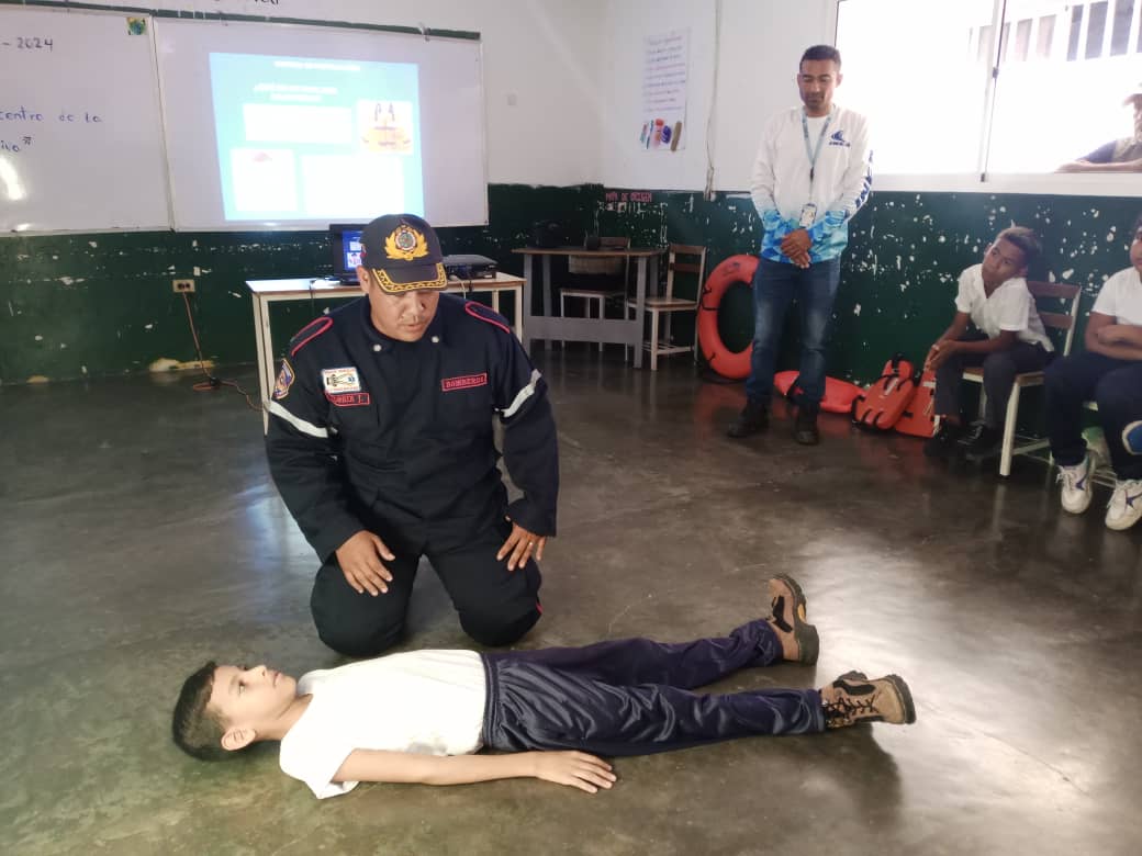 #22jun 🗞️Bomberos Marinos de la @capiptolaceiba del #INEA dictaron charla de conciencia acuática y primeros auxilios a estudiantes de    
4to, 5to y 6to grado de la Escuela Barbarita de la Torre ubicada en  la comunidad de La  Ceiba #Trujillo.