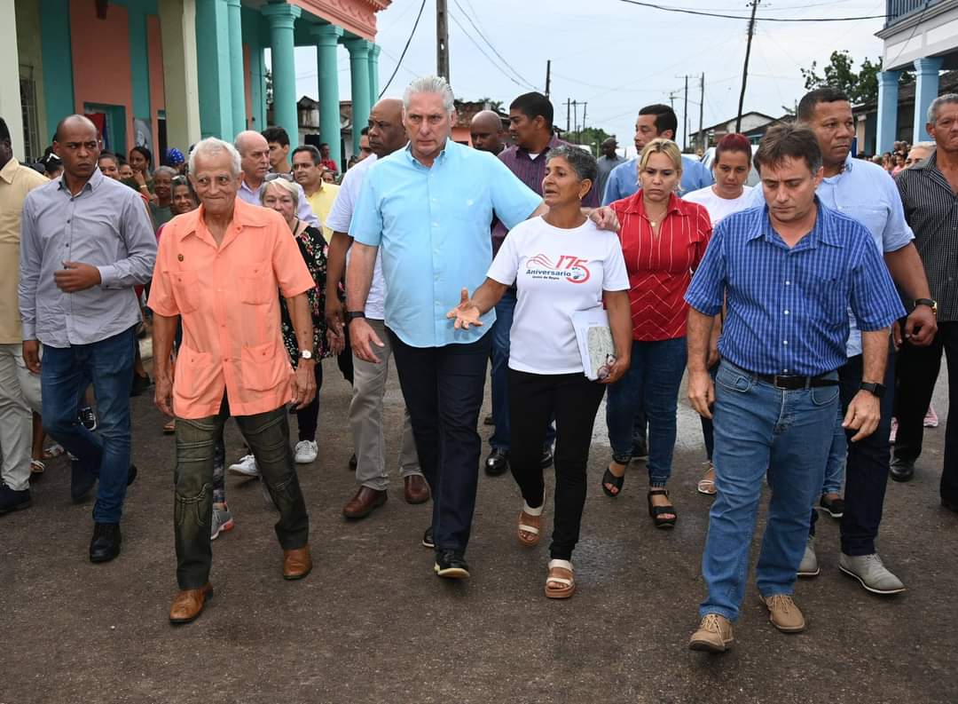 #HFP 🏥 Dejó su firma y mensaje, conversó con el pueblo y profesionales de la #Salud, recorrió  lugares de Unión de Reyes 🌴 . La hermosa mañana de sábado que acompañó <a href="/DiazCanelB/">Miguel Díaz-Canel Bermúdez</a> a matanceros y matanceras porque #Gentequesuman 👥 #MatanceeosenVictoria 🇨🇺
📷 <a href="/PresidenciaCuba/">Presidencia Cuba 🇨🇺</a>