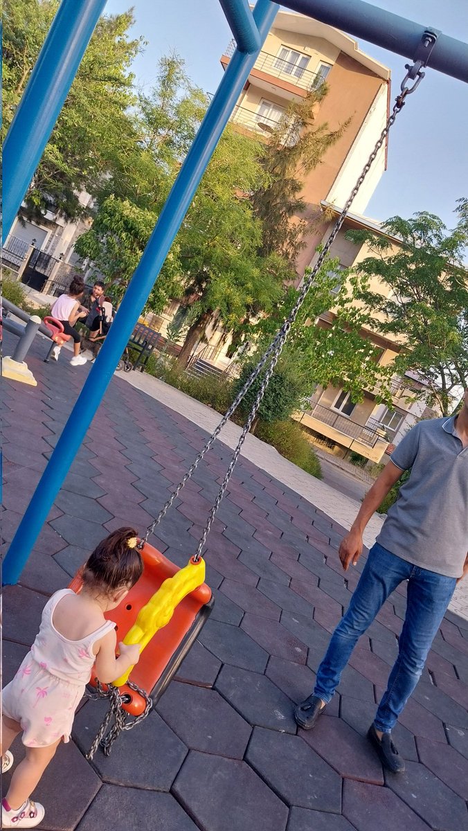 Merhaba, Şehit Bebek Türkan Feyzullah Parkı'nda salıncak kopmuş. İlgilenirseniz sevinirim. Atatürk Mahallesi, sokak numarası bilmiyorum. <a href="/izmirhim/">İzmir HİM</a> <a href="/bornovabld/">Bornova Belediyesi</a>