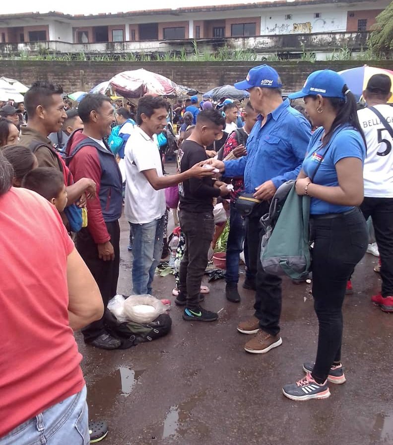 #22Jun Padres del mercado indígena en Pto Ayacucho recibieron de manos del líder <a href="/LiborioGuarulla/">Liborio Guarulla</a> y el equipo de #UNTAmazonas un presente en celebración a su día
#SomosUNT
#UNTXVzla
#UnidosParaVotar
#28Jul
#37Dias
#AVotarPorEdmundo
<a href="/partidoUNT/">Un Nuevo Tiempo</a>
<a href="/EdmundoGU/">Edmundo González</a>