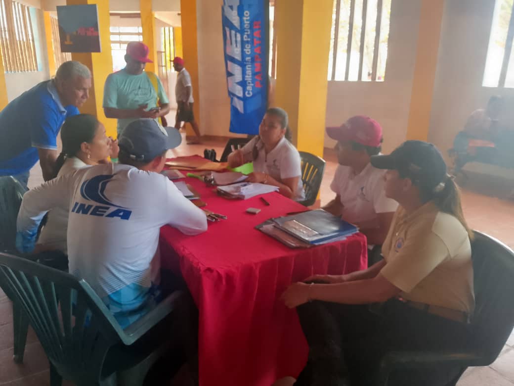 #22jun 🗞️El #INEA efectuó una jornada social comunitaria de atención al pescador en Coche para atender a los pescadores artesanales. Se emitieron 29 documentos a embarcaciones, se realizaron 19 trámites de renave y 15 inspecciones a prestadores de servicios en la franja.