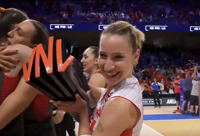 targetasu's tweet image. Bu sene de götünüze girdi kupa 🏆