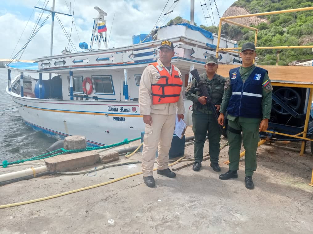 #22jun 🗞️Policía Marítima de la <a href="/capiptocarupano/">Capitanía de Puerto de Carúpano</a> del #INEA en conjunto con <a href="/guardacostas/">ulisses braga</a>, efectúan inspección de seguridad y charla de conciencia acuática a patrones de embarcaciones que zarpan desde el Morro, muelle el Tucán #Carúpano.