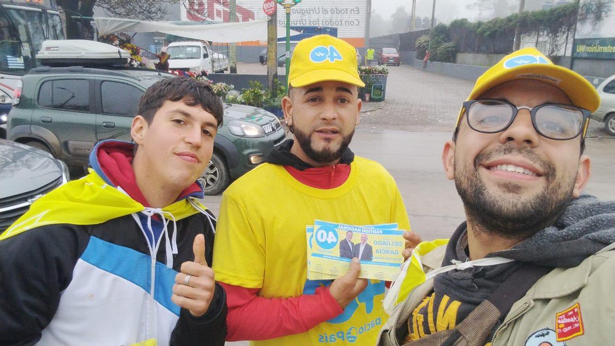 GabrielGarciauy's tweet photo. Por toda nuestra ciudad entregando la lista #Esconla40 @JavierGarcia_Uy @CiprianoGoni @DipRodrigoGoni 
#AlertaAmarilla más vigente que nunca!!!🇺🇾🟡#NiUnPasoAtrás https://t.co/evUoA54RPS