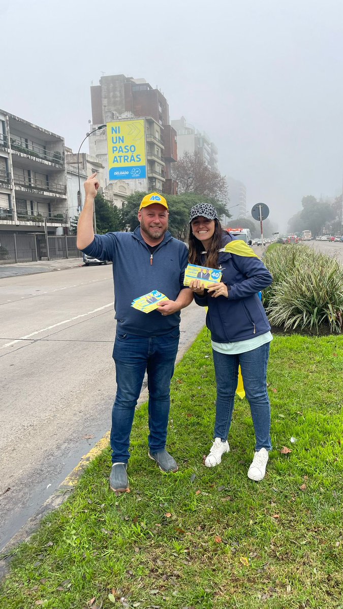 GabrielGarciauy's tweet photo. Por toda nuestra ciudad entregando la lista #Esconla40 @JavierGarcia_Uy @CiprianoGoni @DipRodrigoGoni 
#AlertaAmarilla más vigente que nunca!!!🇺🇾🟡#NiUnPasoAtrás https://t.co/evUoA54RPS