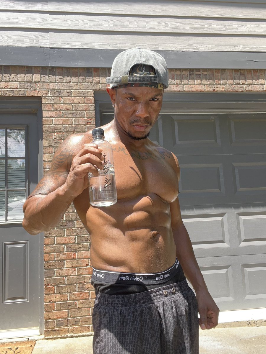 Make sure you stay hydrated this summer with my new Alkaline Natural spring water💦 @unwinewaterbottle We’re located in Atlanta Ga  but growing fast and soon will be all over the world for water lovers to enjoy! Thank you for your support! We appreciate you 🙏🏾❤️