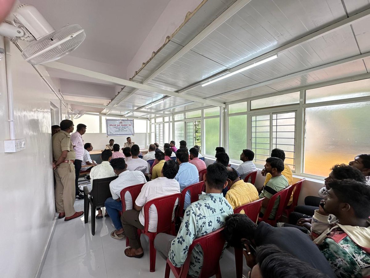 ಇಂದು ಠಾಣೆಯಲ್ಲಿ ಜೂನ್ 2024 ರ ಮಾಸಿಕ #ಜನಸಂಪರ್ಕಸಭೆ ಯನ್ನು ಆಯೋಜಿಸಿ ಠಾಣಾ ಸರಹದ್ದಿನ ನಾಗರಿಕರ ಸಮಸ್ಯೆಗಳ ಬಗ್ಗೆ ಚರ್ಚಿಸಿ ಅವುಗಳಿಗೆ ಸೂಕ್ತ ಸಲಹೆಗಳನ್ನು ನೀಡಲಾಯಿತು.
<a href="/DCPSouthBCP/">DCP SOUTH</a> 
#ಮಾಸಿಕಜನಸಂಪರ್ಕಸಭೆ