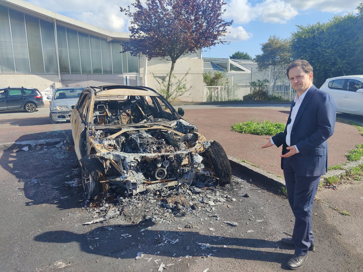 MourtouxJF's tweet image. Alors que je regarde mon ancien #lycée, les millions investis, dans un quartier rénové
 Toujours la #racaille #insecurite une #voiture #brûlée sur le parking.
Stop à l'impunité, #tolérancezero 
#yvelines
#ElectionsLégislatives2024