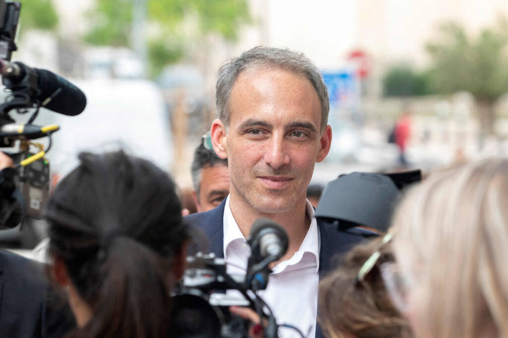 🔴 EN DIRECT  
#Législatives : Glucksmann, Premier ministre préféré des Français en cas de victoire de la gauche

Suivre le live : bit.ly/4bevR7G