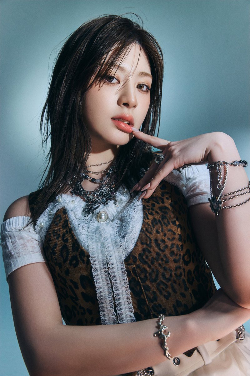 seeunig's tweet photo. Her style is a metamorphic transformation, an icy version of elegance that redefines classy resilience. With every step, she turns heads and defies norms, her elegant aura coupled with an icy resolve, showcasing that true class lies in the strength to evolve and stand out boldly. https://t.co/XWigQXVkx3