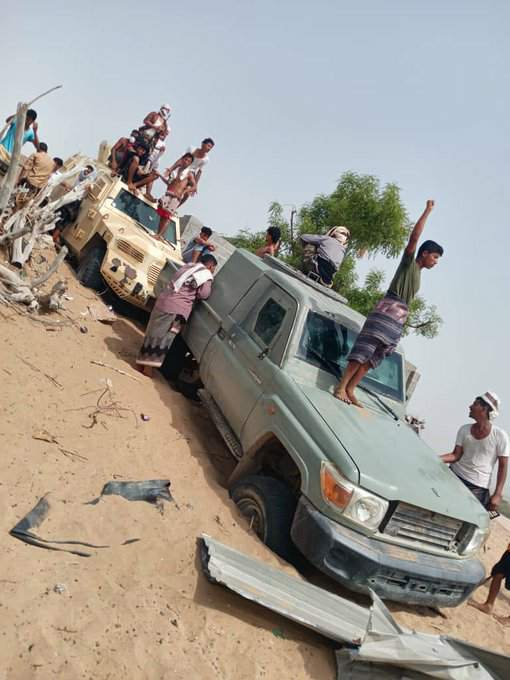 almasdaronline's tweet photo. لحج.. اشتباكات مسلحة بين قوات أمنية مشتركة ومسلحين قبليين في الصبيحة

مراسل "المصدر أونلاين" قال إن المواجهات اندلعت عقب اقتحام القوات المشتركة مناطق "الرجاع" في الصبيحة، ومداهمة المنازل فيها بهدف "البحث عن مطلوبين".

المراسل أشار الى تمكن المسلحين القبليين من كسر الحملة الأمنية المشتركة التي فر أفرادها، والاستحواذ على مدرعة وطقم عسكري، مشيراً الى وقوع بعض الإصابات الطفيفة خلال المواجهات

والقوات المشتركة تتكون من قوات محور طور الباحة، وقوات العمالقة وقوات المجلس الانتقالي الجنوبي المدعومتين من الإمارات.

النص على المصدر أونلاين: https://t.co/svft74dCoA