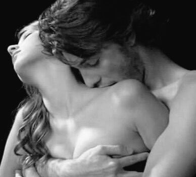 لا تكفيني القبلات والحسات، 
حين احتضنك من الخلف يجب ان اعض كتفك قليلاً حتى ترتخي 🫦