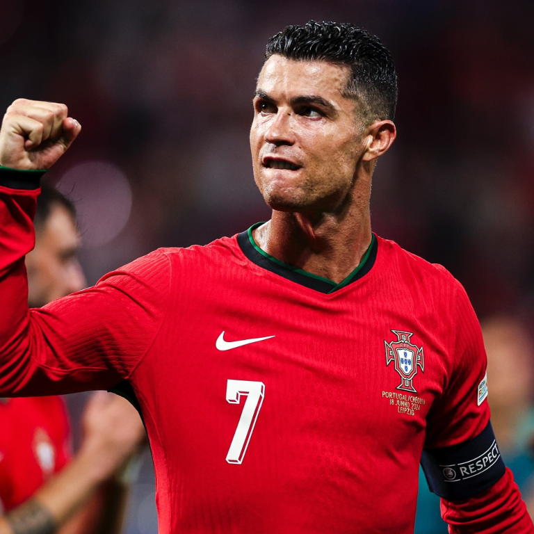 InvictosSomos's tweet photo. ➤ El jugador con MÁS GOLES (14) en toda la historia de la Euro.
➤ El jugador con MÁS ASISTENCIAS (7) en toda la historia de la Euro.
➤ El jugador con MÁS PARTIDOS (27) en toda la historia de la Euro. 
➤ El jugador con MÁS TORNEOS DISPUTADOS (6) en toda la historia de la Euro. 

Y, además, ya fue CAMPEÓN y ya fue BOTA DE ORO. 

De pie ante el ÚNICO Y ABSOLUTO REY DE EUROPA.
