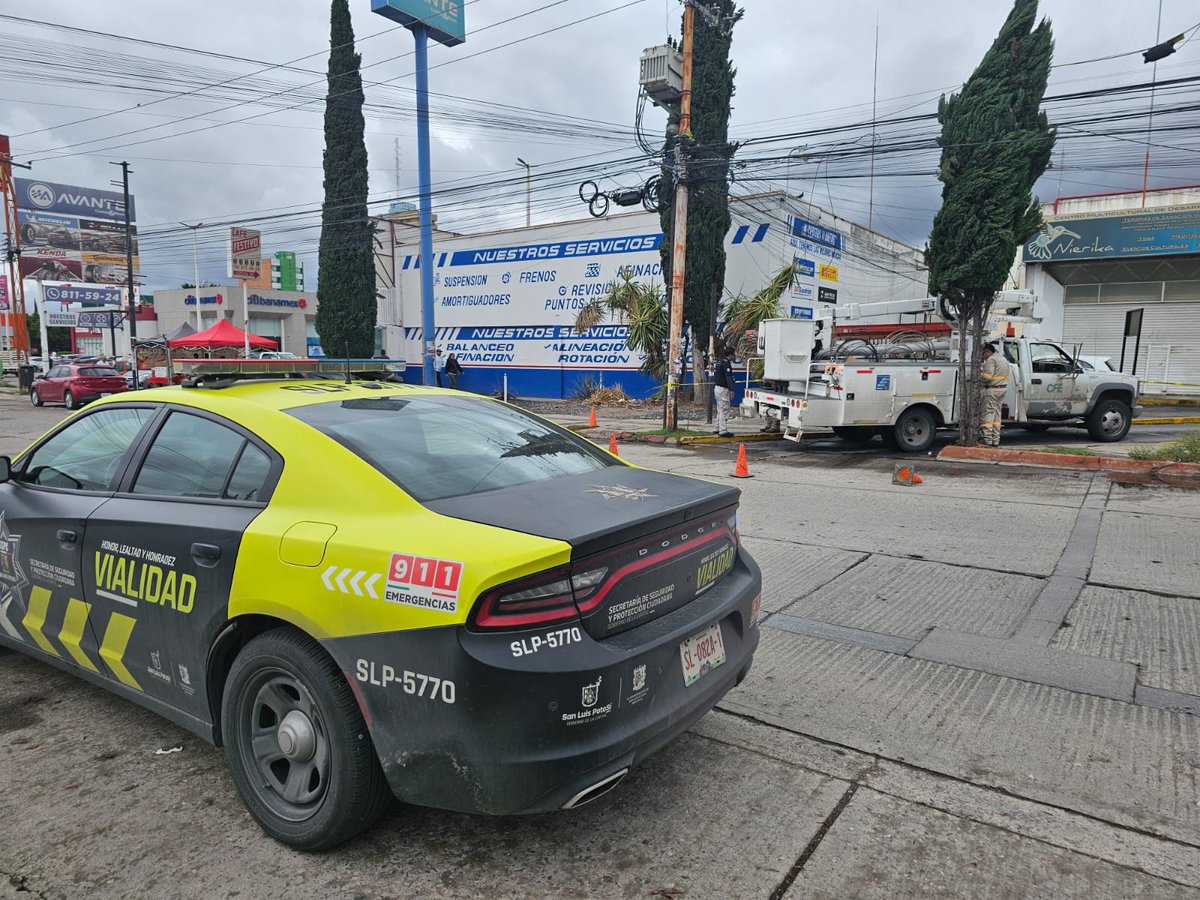 SSPCSLP's tweet image. ⚫️🟡 #ReporteVial #Semáforos

🚥👮🏽‍♂️Oficiales de Policía Vial realizan control de tráfico por semáforos apagados por falta de energía eléctrica en:

📍Avenida Salvador Nava Martínez 
📍Chapultepec 
📍Manuel J Clouthier 

👷‍♂️Personal de #CFE se encuentra en la zona. 

🚓👮🏽‍♀️ Sigue…
