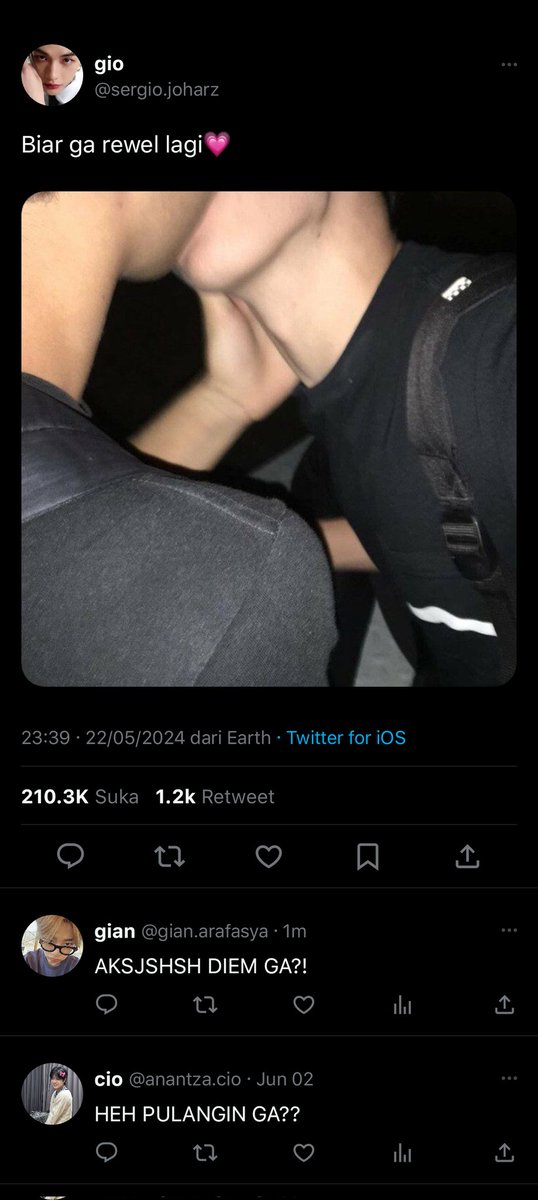 Mau kiss 
Hyunjeong hyunin onetweet au 

Enchanté univers
Bxb au from ©_hajegf