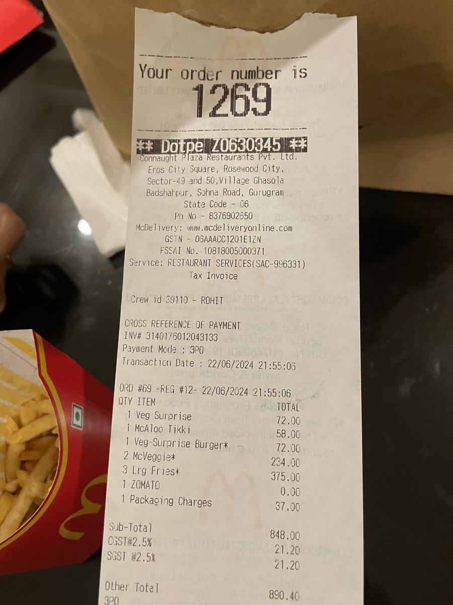 taralsoni's tweet photo. @zomato @mcdonaldsindia you sent non vegetarian food to a vegetarian home. How can you mess a simple burger order? Look at the bill, order and what you sent. Seems restaurant is not available to answer the call. McDonald Eros city, sector 49 Gurgaon was the restaurant. https://t.co/ky9I6T7WUm