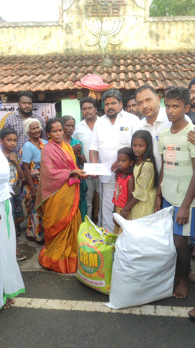 TVMIPatukottai's tweet photo. இன்று‌ 22/6/2024 (ரூபாய் 65000)ஆயிரம் தஞ்சை தெற்குமாவட்ட தலைமை சார்பாக வழங்கப்பட்டது

தமிழக வெற்றிக்கழக தலைவர் தளபதி அவர்களின் சொல்லுக்கிணங்க

 கள்ளக்குறிச்சியில் விஷ சாராயம் அருந்தி உயிரிழந்த குடும்பங்களுக்கு நேரில் சென்று ஆறுதல் கூறி நலத்திட்ட உதவிகள் வழங்கப்பட்டது
@BussyAnand https://t.co/huU0jhY3tc