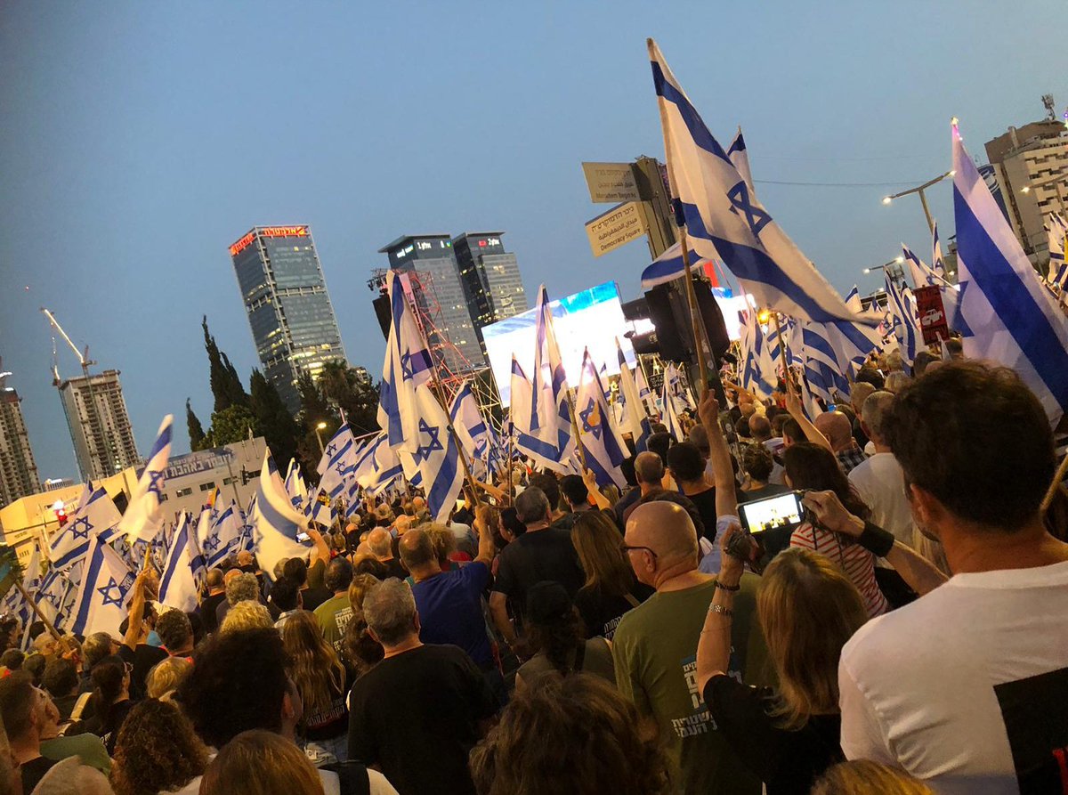 Yonatan_Touval's tweet photo. #TelAviv LIVE: In the largest rally since Oct 7, tens of thousands are on the streets again tonight, calling for Netanyahu's immediate ousting, a ceasefire-hostage deal, and new elections. https://t.co/D7iztAz5pW