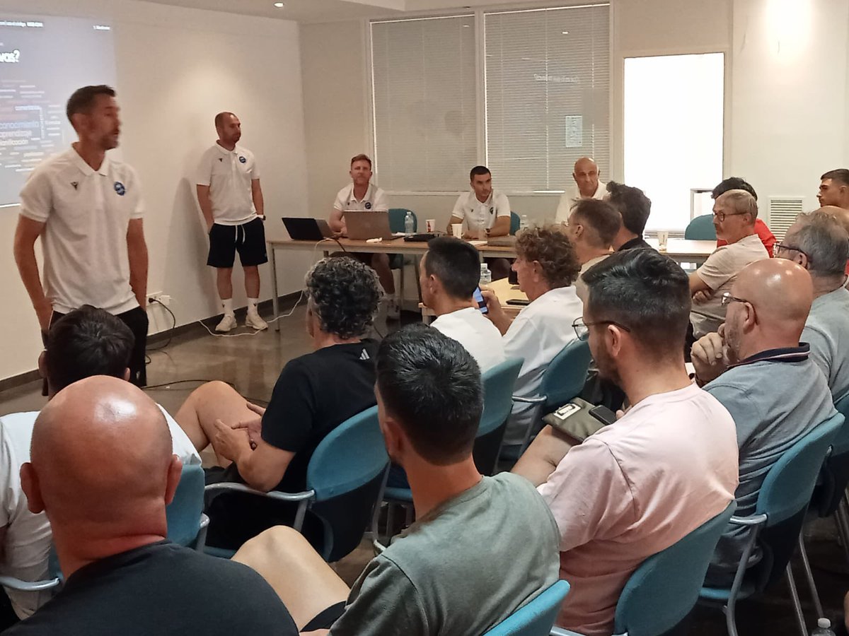 FFIB_oficial's tweet photo. ⚽️ 𝐉𝐨𝐫𝐧𝐚𝐝𝐚 𝐝𝐞 𝐟𝐨𝐫𝐦𝐚𝐜𝐢ó𝐧 𝐲 𝐫𝐞𝐜𝐢𝐜𝐥𝐚𝐣𝐞 del Comité de Entrenadores y la Escuela de Entrenadores de la FFIB

✍️  Gran éxito con 60 entrenadores inscritos

#4illes1futbol https://t.co/5ks5cZ8PGl
