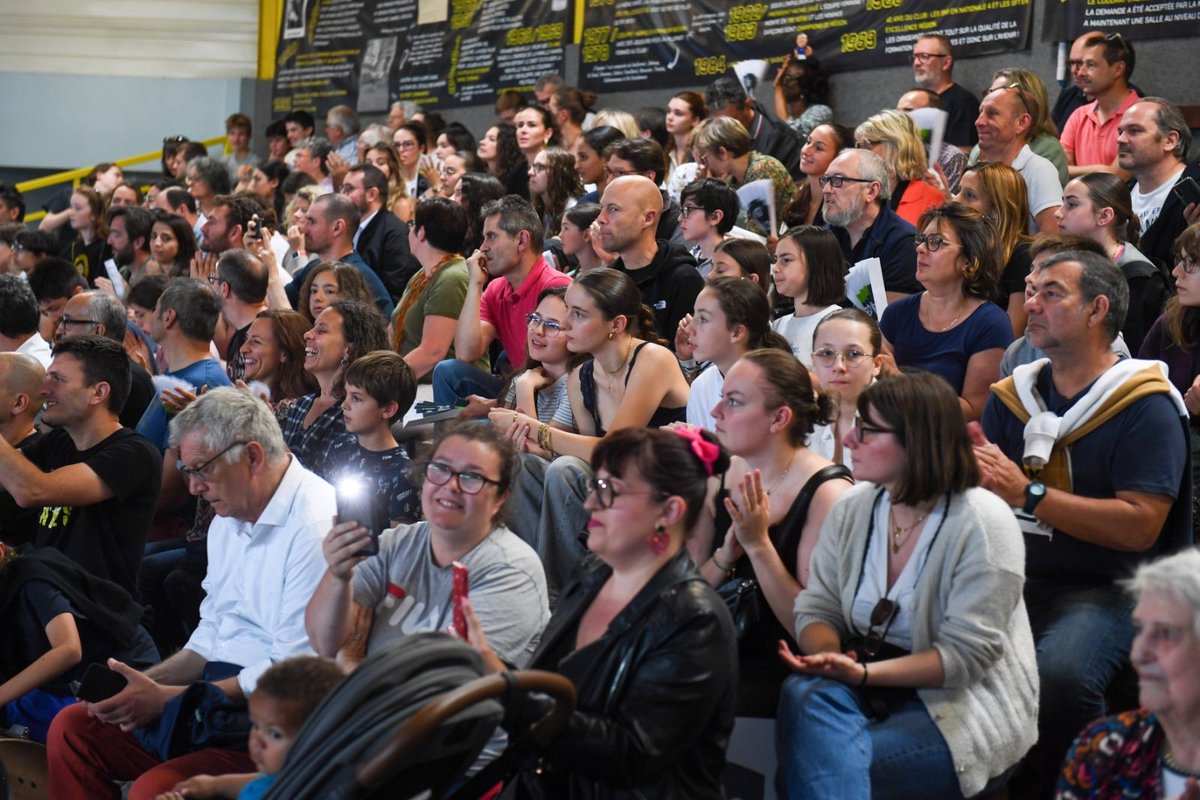 Johanna_Rolland's tweet photo. Très heureuse d’être présente à l’anniversaire de l’ALPCM, club de basket historique de Nantes qui fête ses 75 ans ! 
Bravo aux bénévoles, entraîneurs, et aux joueurs et joueuses qui font briller les valeurs du sport : collectif, solidarité et inclusivité ! https://t.co/H5UYcm3XPf