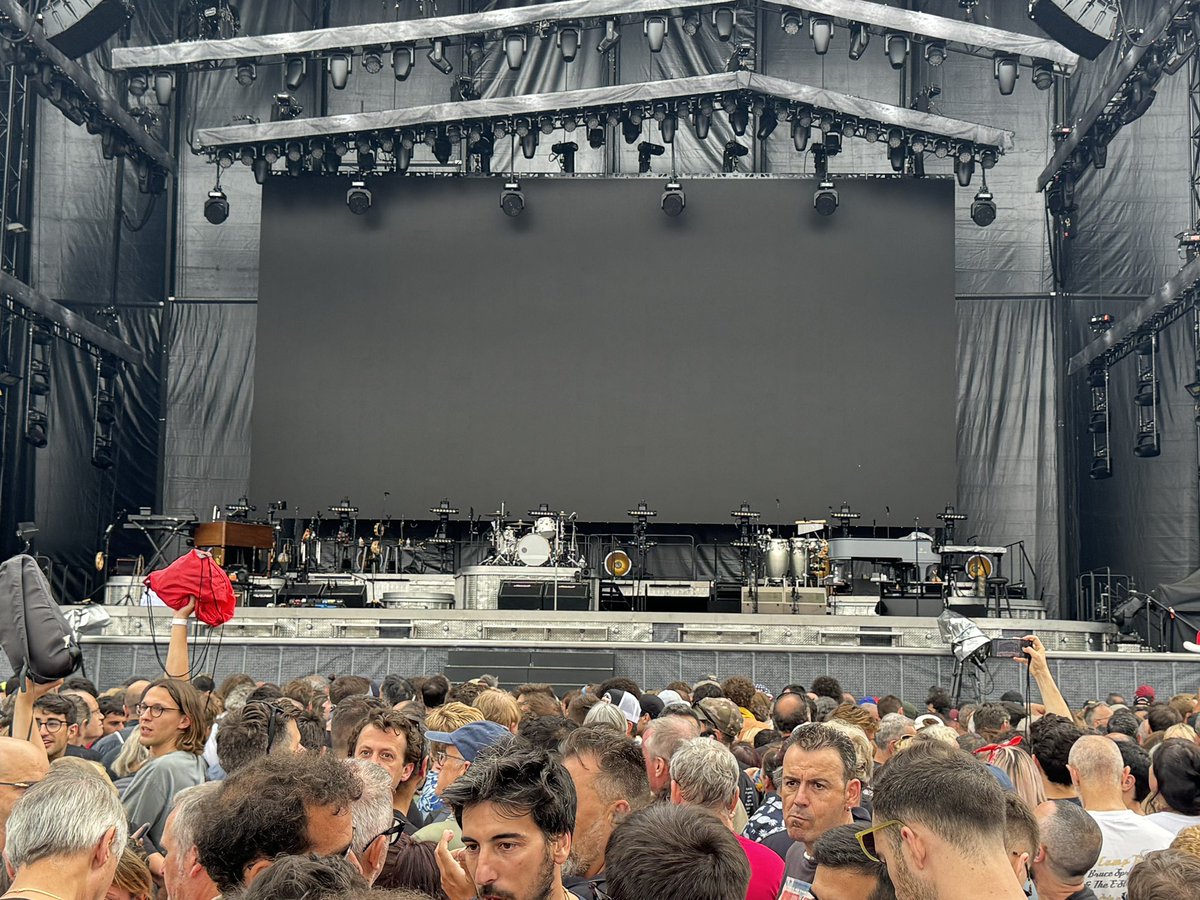 Waiting for #springsteen in Barcelona…