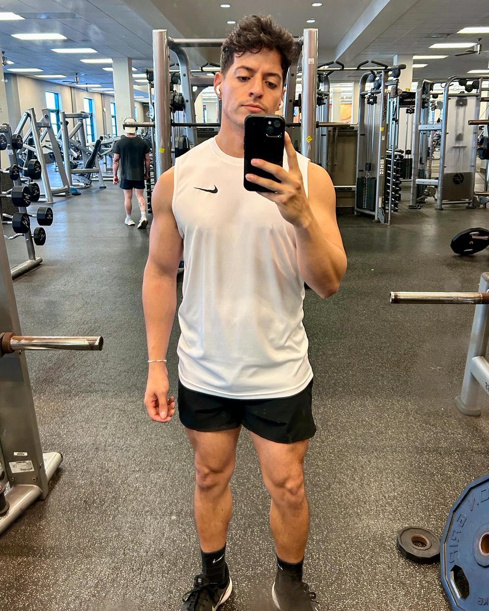 One final flex for my LA Fitness that closed down 💪🏼