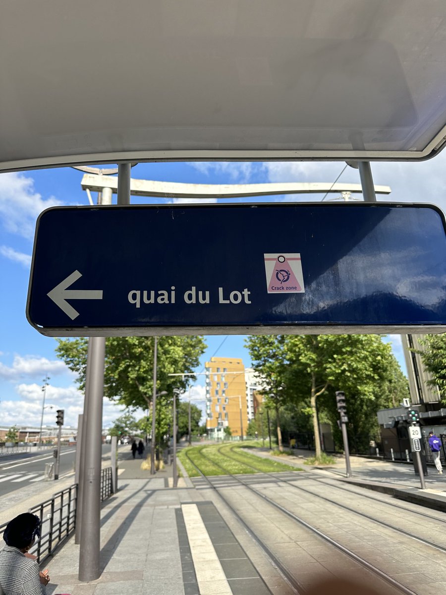 Le Tram semble touché lui aussi par la crack zone ⁦<a href="/FrancoisDagnaud/">François Dagnaud</a>⁩ ⁦<a href="/ArsIdf/">ARS IDF QUALITE</a>⁩ ⁦<a href="/afpfr/">Agence France-Presse</a>⁩ ⁦<a href="/franceinter/">France Inter</a>⁩ ⁦<a href="/franceinfo/">franceinfo</a>⁩ ⁦<a href="/LeParisien_75/">Le Parisien | Paris</a>⁩ ⁦<a href="/ActuParis2024/">Actualités PARIS 2024 🇫🇷</a>⁩ ⁦<a href="/BFMTV/">BFMTV</a>⁩ ⁦<a href="/verif_TF1LCI/">verif_TF1LCI</a>⁩ #crackzone #paris2024 #JO2024 #paris #crack
