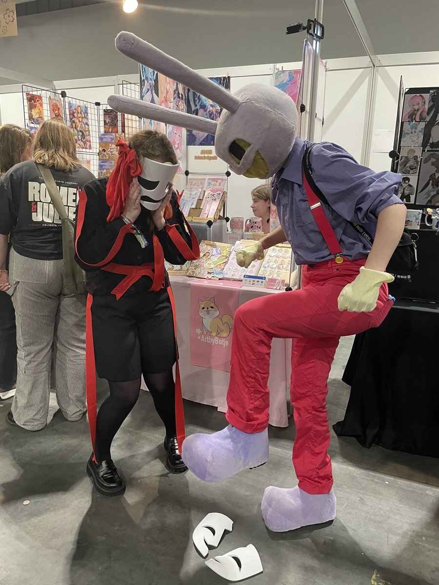 moumekie's tweet image. I’m at Dutch Comic Con for an entire week!! 

Here’s by far the funniest photo that got taken. Oh, poor Gangle, Jax would do it again…

[#TheAmazingDigitalCircus #TADC #cosplay]