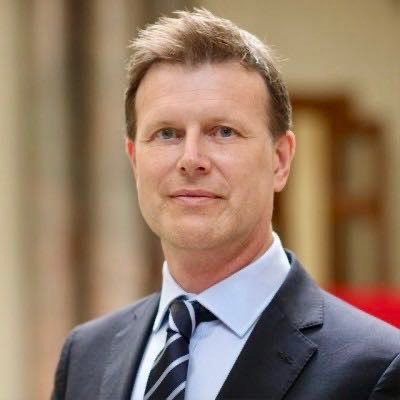 RRInternational's tweet image. The Romanian interior minister @CatalinPredoiu had a meeting with the British ambassador to Bucharest, @GilesPortman. The talks focused on measures to be taken in order to curb #transnational #organised #crime. (1/5)