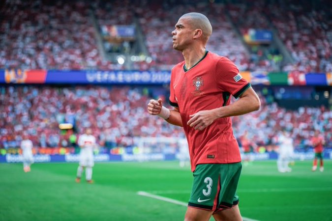 AmauryGnclvs's tweet image. La sérénité et le niveau de maîtrise qu’affiche Pepe, plus vieux joueur de l’histoire de l’Euro, c’est légendaire. 

À 41 ans, presque aucune perte de balle, des interceptions à gogo et des courses à très haute intensité pendant 90 minutes.