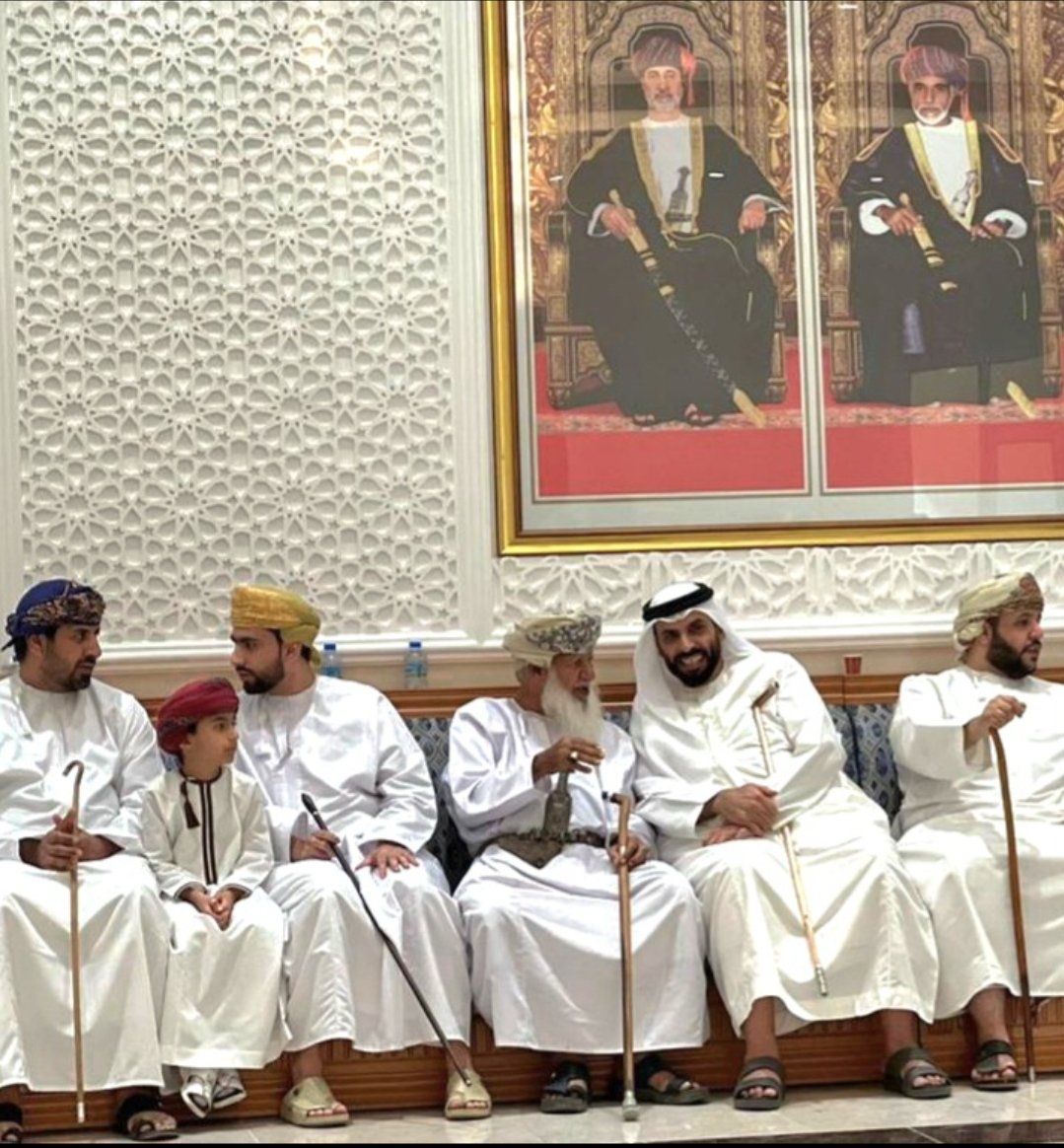 abu7harb's tweet photo. 🔴الشكر موصول لكلّ لمن قَدِمَ مشكورًا لتقديم خالص العزاء في هلال بن سالم المعمريّ -رحمه الله وغفر له-، من الأهل والأصدقاء ومخلصي الود،  ونخصّ بالذكر من وجوه الناس وجماجمها، صاحب  السمو #السيد_فهر_بن_فاتك_آل_سعيد ، و #الشيخ_الجليل_أحمد_بن_محمد_الخزرجي_الأنصاري. https://t.co/y42VZrK6Fh