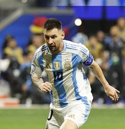 ElInmortal____'s tweet photo. Messi no marca gol (falla tres manos a manos) pero da una asistencia.

Prensa: "Messi guía a Argentina a la victoria".

Cristiano Ronaldo no marca gol, pero da una asistencia.

Prensa: "Un Cristiano Ronaldo negado con el gol".

La doble vara de toda la vida.
Abran los ojos. https://t.co/Xsr1lNygXp
