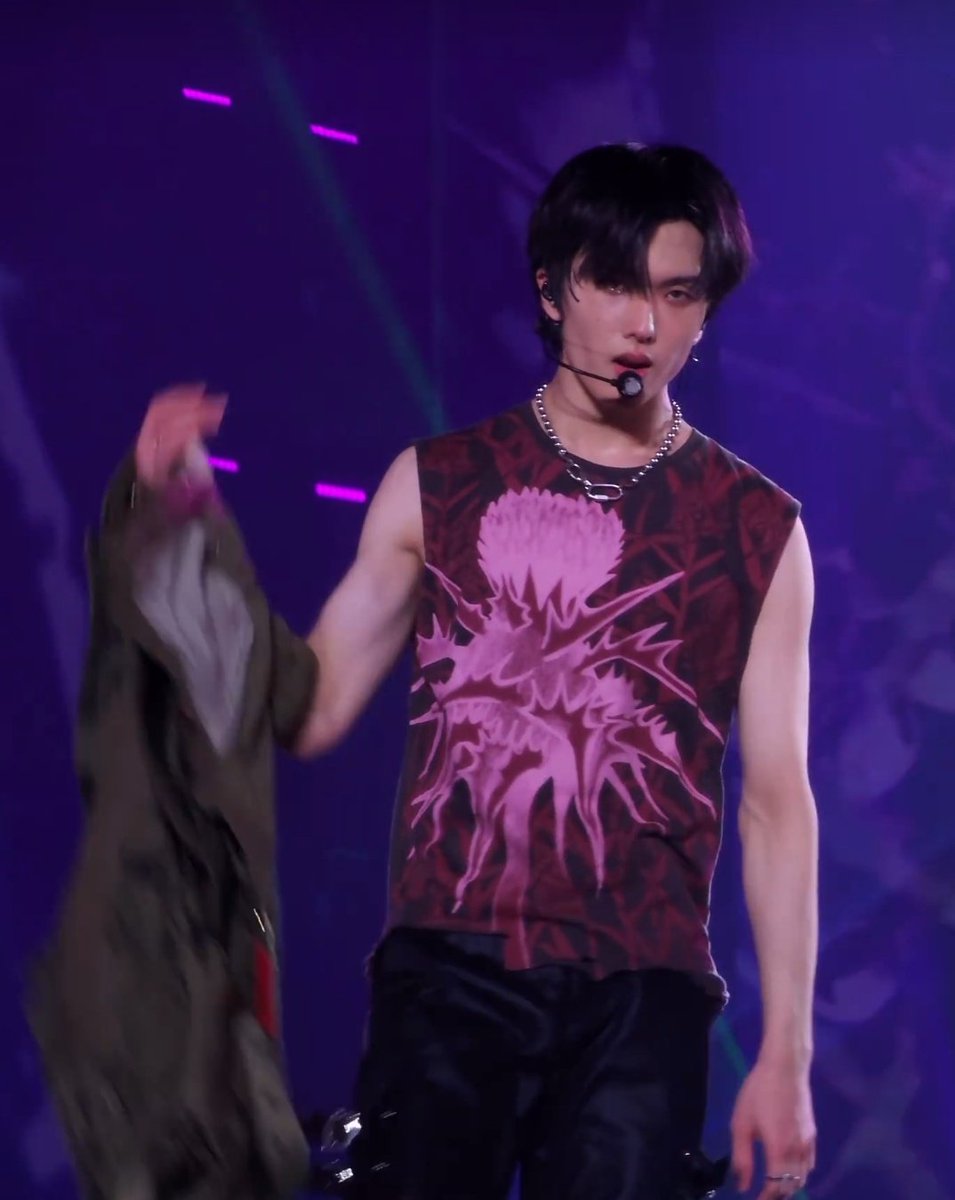 jjjspnm's tweet image. จีซองหุ่นดีมากๆ หล่อมากด้วย😭