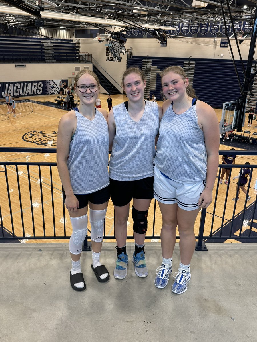 From the <a href="/ShotClockSD/">ShotClockShowdown</a> <a href="/bailey_collar/">Bailey Collar</a> caught up with players from <a href="/WeAreHolton/">Holton High School</a> 🏀
🎙️➡️ on.soundcloud.com/jbUBpNxAW3TZWJ…