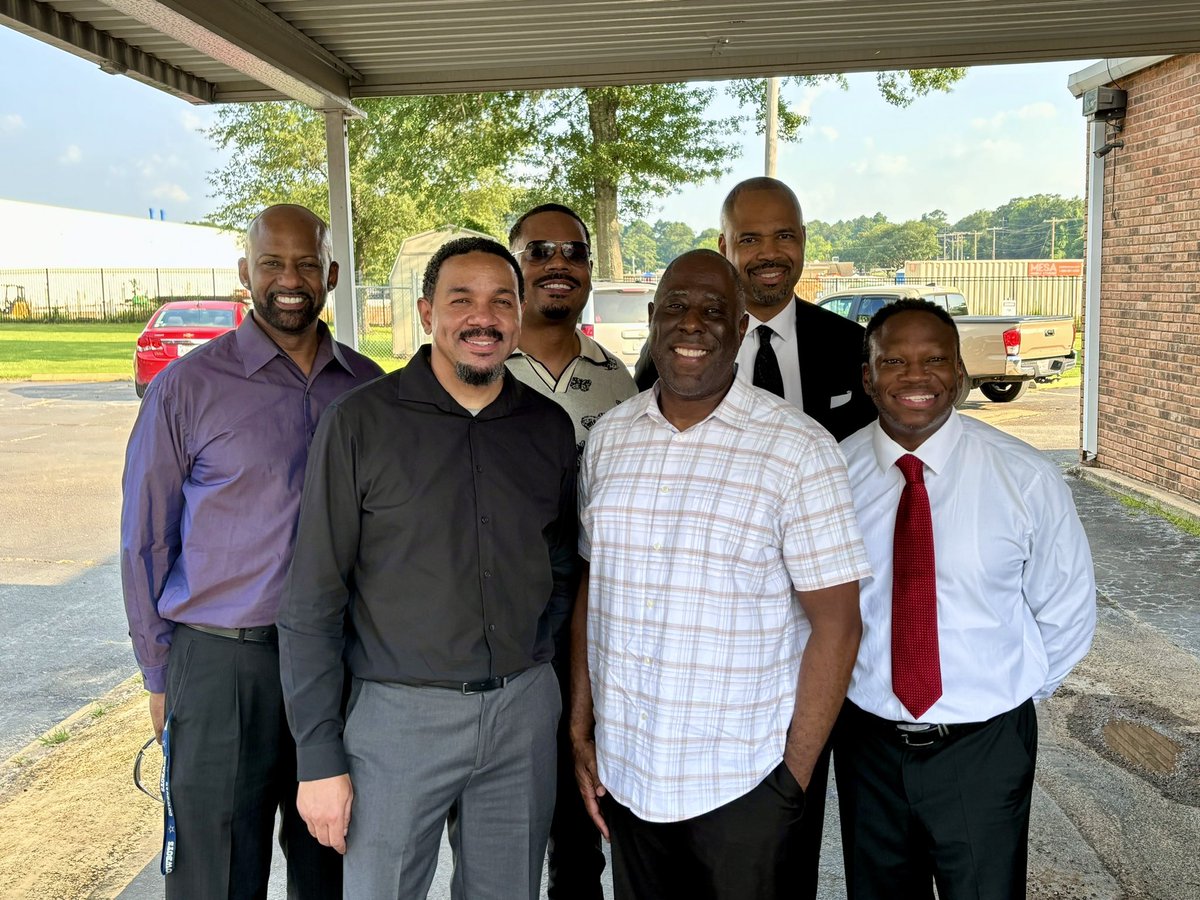 MetricDManning's tweet image. This past week has felt like a Texas tour! From catching up with my Ed peeps in #ATX for @TASSP1 to Longview with most of #Spring97 @BlackheartNupes to support my LB Curtis at his dad’s homegoing service to College Station to take #Deuce to the @NSFPtamu orientation! 🏃🏽‍♂️🧳😴 #CSWS