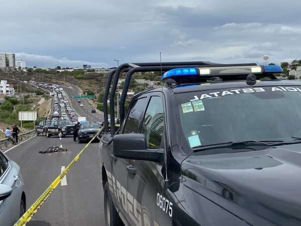 noticiasdeqro's tweet photo. 🚨 Trágica muerte, tuvo un hombre la tarde de este viernes, en el anillo vial Fray Junípero Serra, luego de ser arrollado por un vehículo cuando intentó cruzar la vialidad. 🚨

 Toda la información aquí: 

https://t.co/DJuDY8uvBf 

#QRO https://t.co/lHqK587RbA