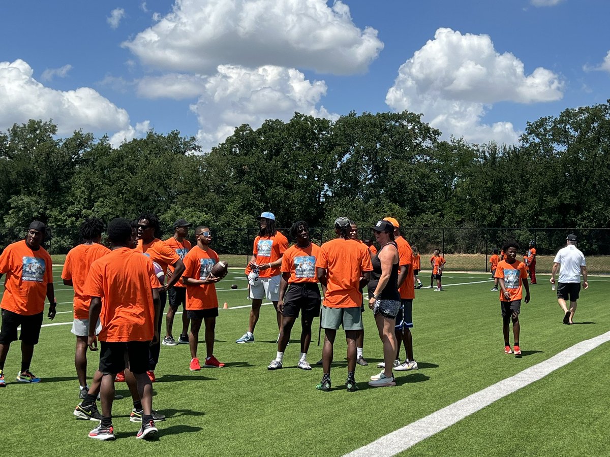 CABCSLC's tweet photo. Shout out to @CarrollDragonFB Alum, @TexasFootball standout, @NFL Pro player @LJ_Humphrey23 for giving back to the community today with a FREE π clinic!
Those players were READY!
#onceadragon #givingback #puttinginthework #learnfromapro https://t.co/EWpNV0dMCy