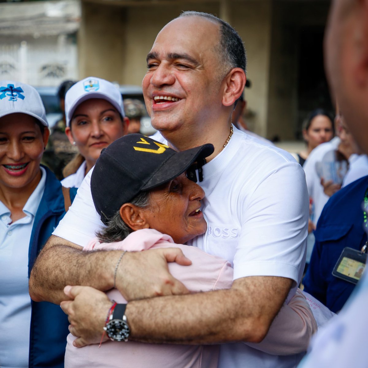 CarlosPinedoC's tweet photo. Hoy llegamos con la disposición de escuchar para resolver las problemáticas y necesidades de Las Malvinas. Es aquí, en las calles y con la gente, donde tomamos las grandes decisiones de la administración. La #AlcaldiaAlBarrio ha llegado a Chimila I, Los Fundadores, María Eugenia, Las Malvinas, y la agenda continúa. ¡AVANZAMOS!